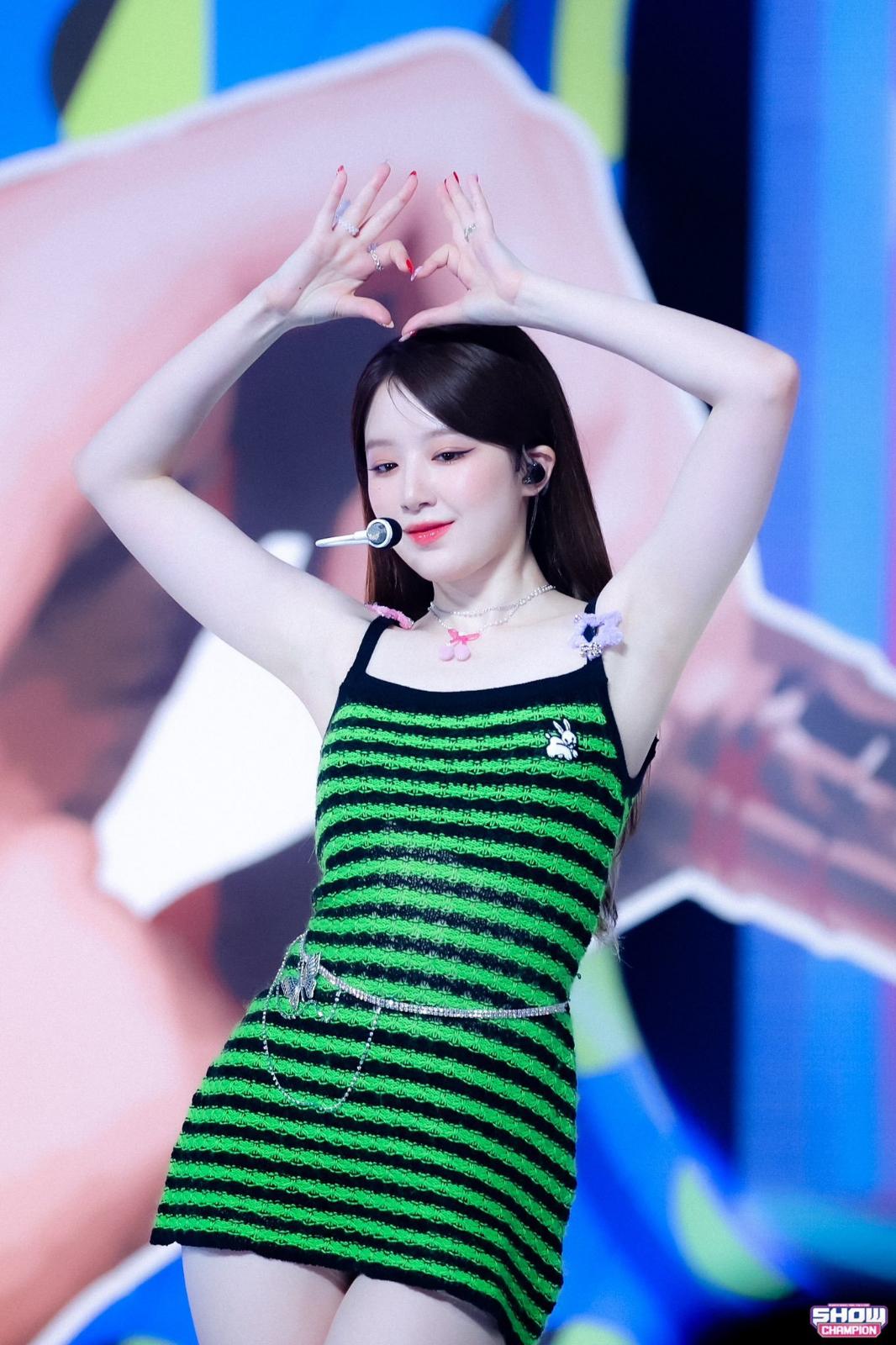 叶舒华穿绿色条纹连衣短裙舞台热舞[8]