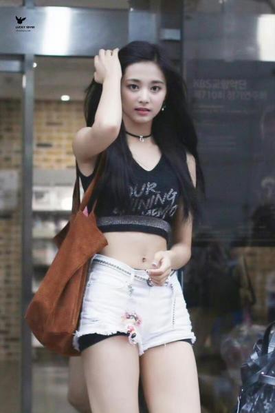 周子瑜性感街拍照