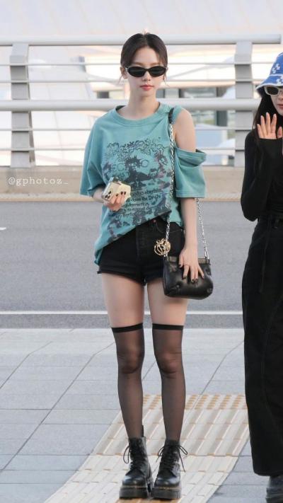 柳智敏黑丝美腿街拍