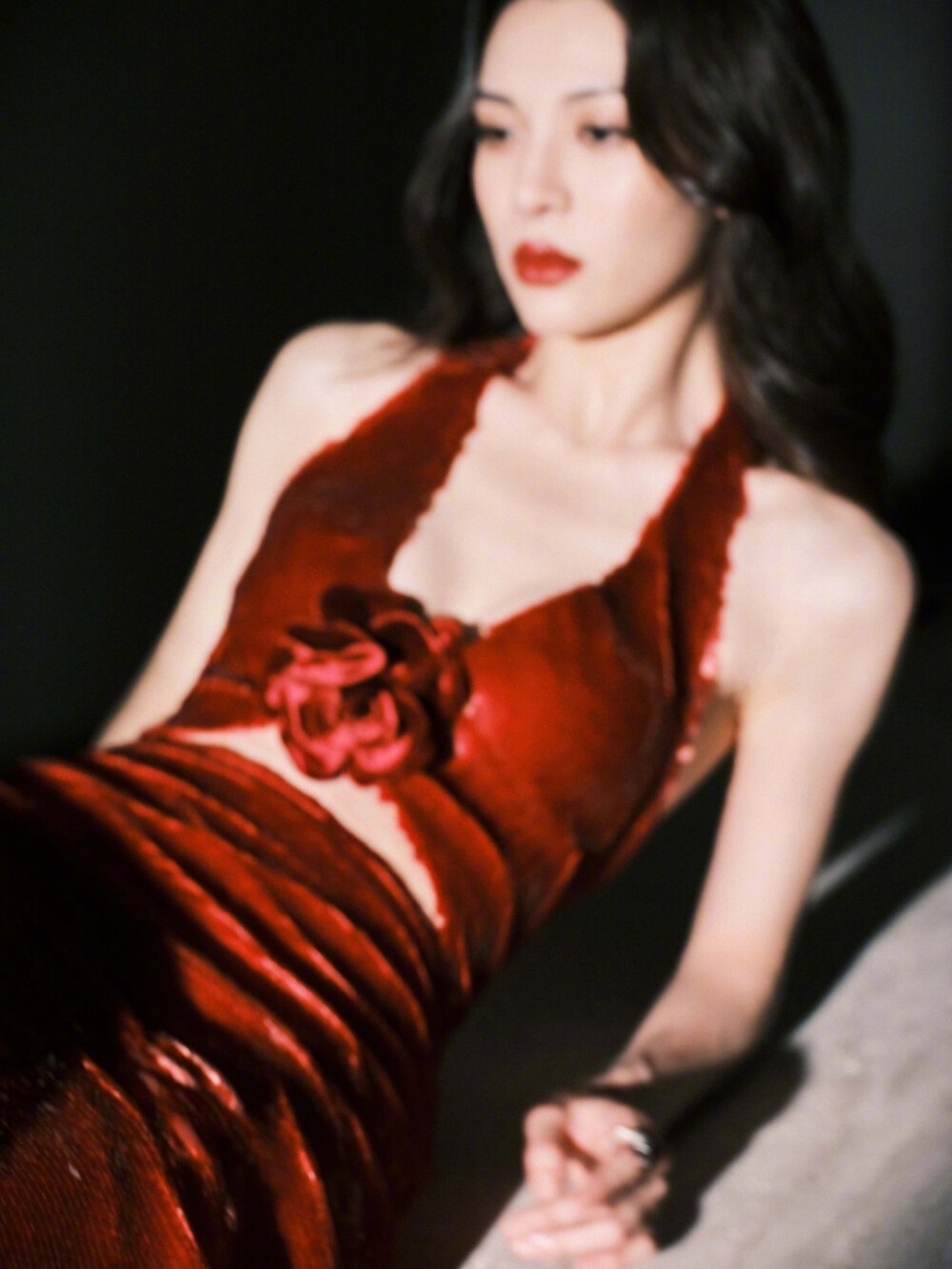 钟楚曦身穿酒红色亮片挂脖长裙，深V野性性感写真[8]
