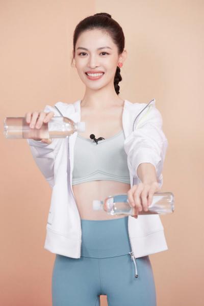 钟楚曦身穿雾霾蓝色高腰紧身瑜伽裤显好身材