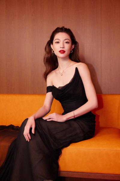 钟楚曦身穿黑色斜肩薄纱鱼尾长裙,长发披肩慵懒大气