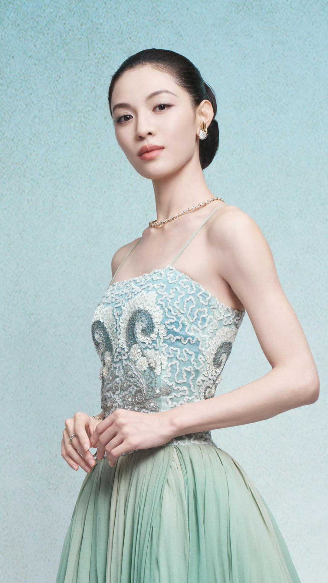 钟楚曦身穿优雅高级的抹胸吊带礼服写真