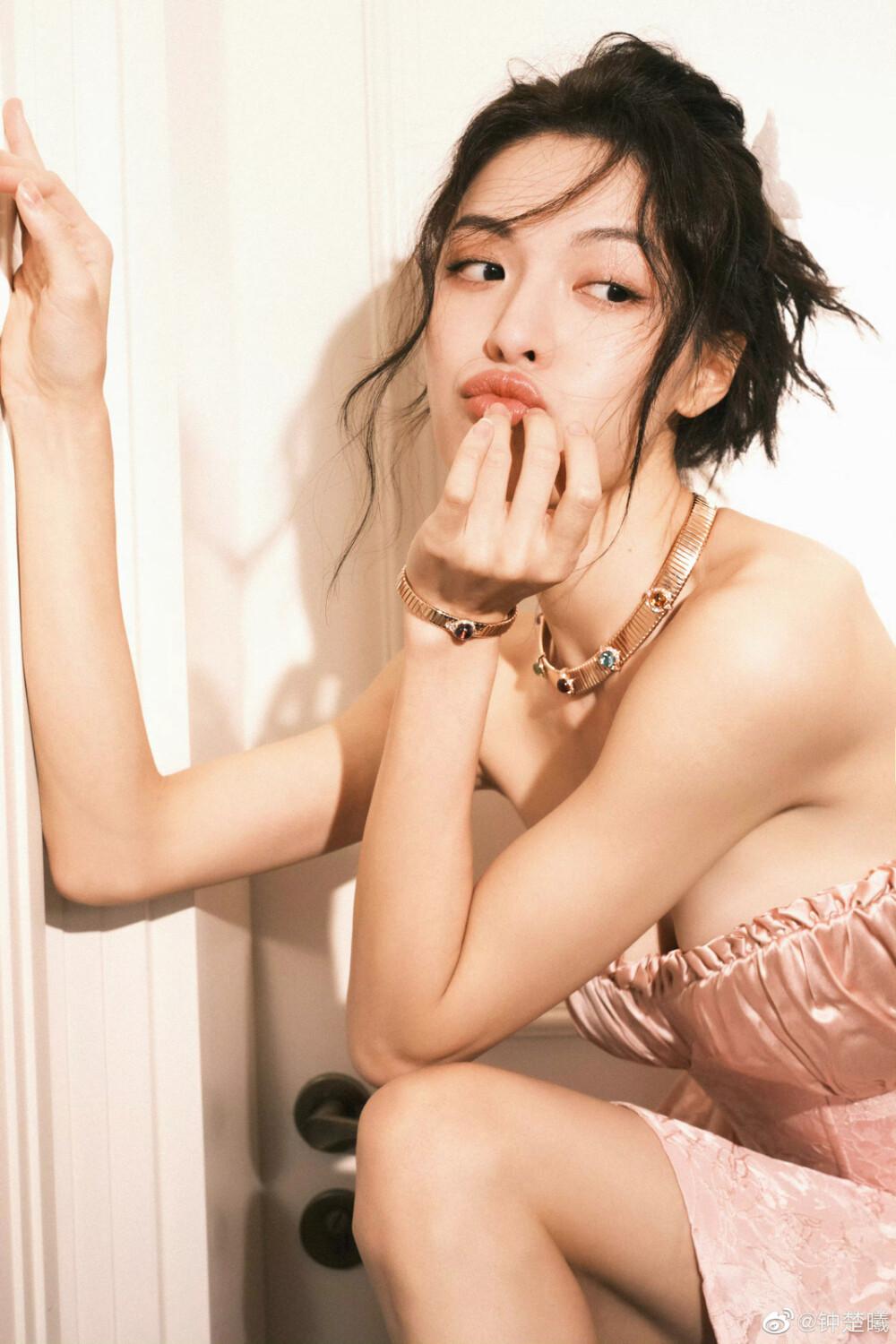 钟楚曦身穿浅粉色抹胸提花短款蓬裙,温柔甜美法式少女写真[2]