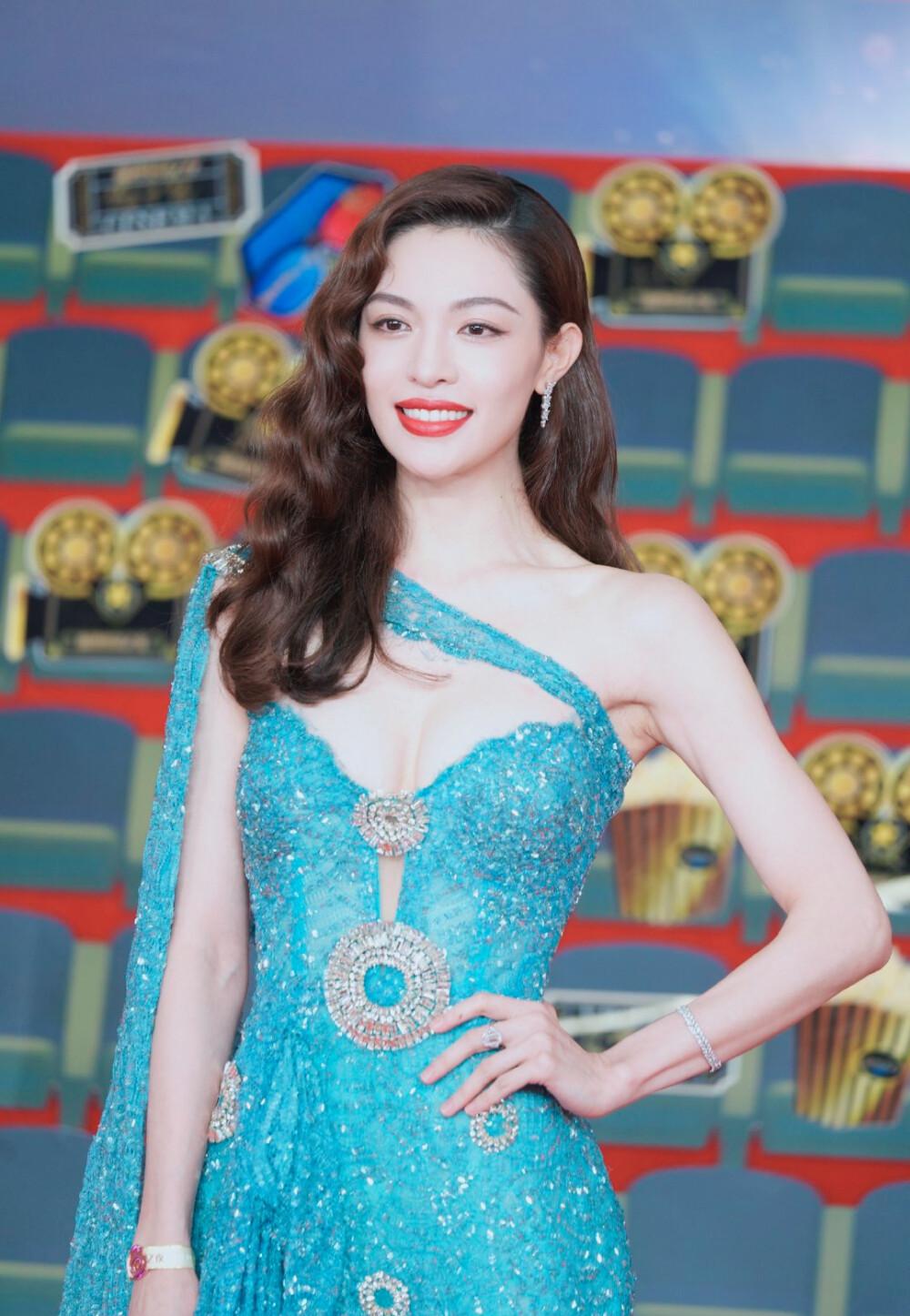 钟楚曦身穿湖蓝色闪片蕾丝斜肩礼服,长发垂落肩头气场华丽大气[4]