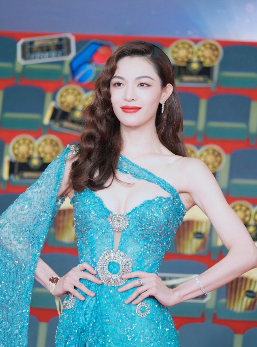 钟楚曦身穿湖蓝色闪片蕾丝斜肩礼服,长发垂落肩头气场华丽大气[5]