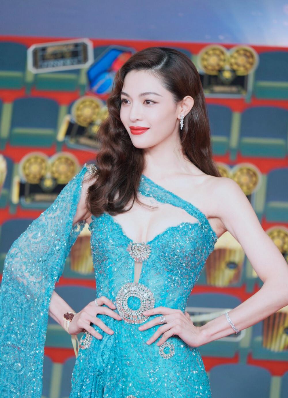钟楚曦身穿湖蓝色闪片蕾丝斜肩礼服,长发垂落肩头气场华丽大气[6]