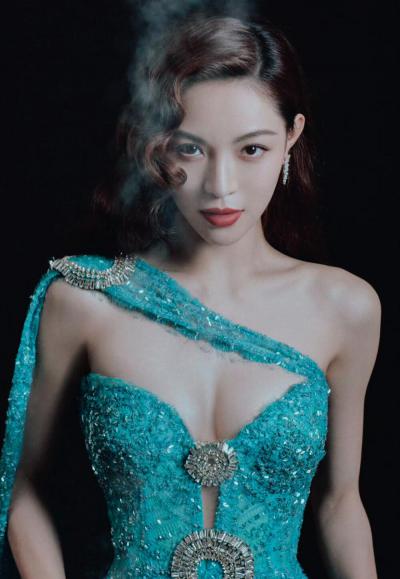 钟楚曦身穿湖蓝色闪片蕾丝斜肩礼服,长发垂落肩头气场华丽大气