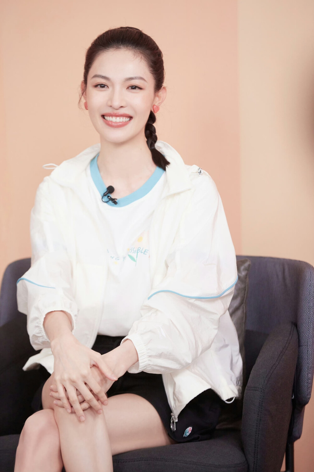 钟楚曦身穿白色短袖T恤,黑色抽绳运动短裤运动感十足