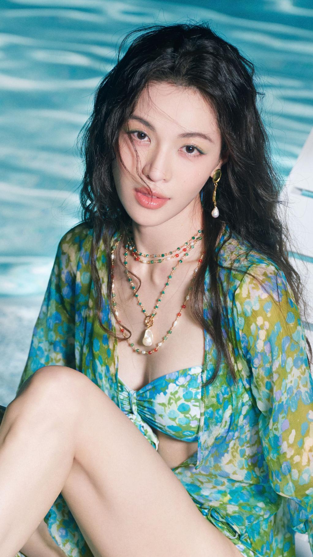 钟楚曦身穿碎花网纱套装，单侧高开叉长裙露大白美腿[3]