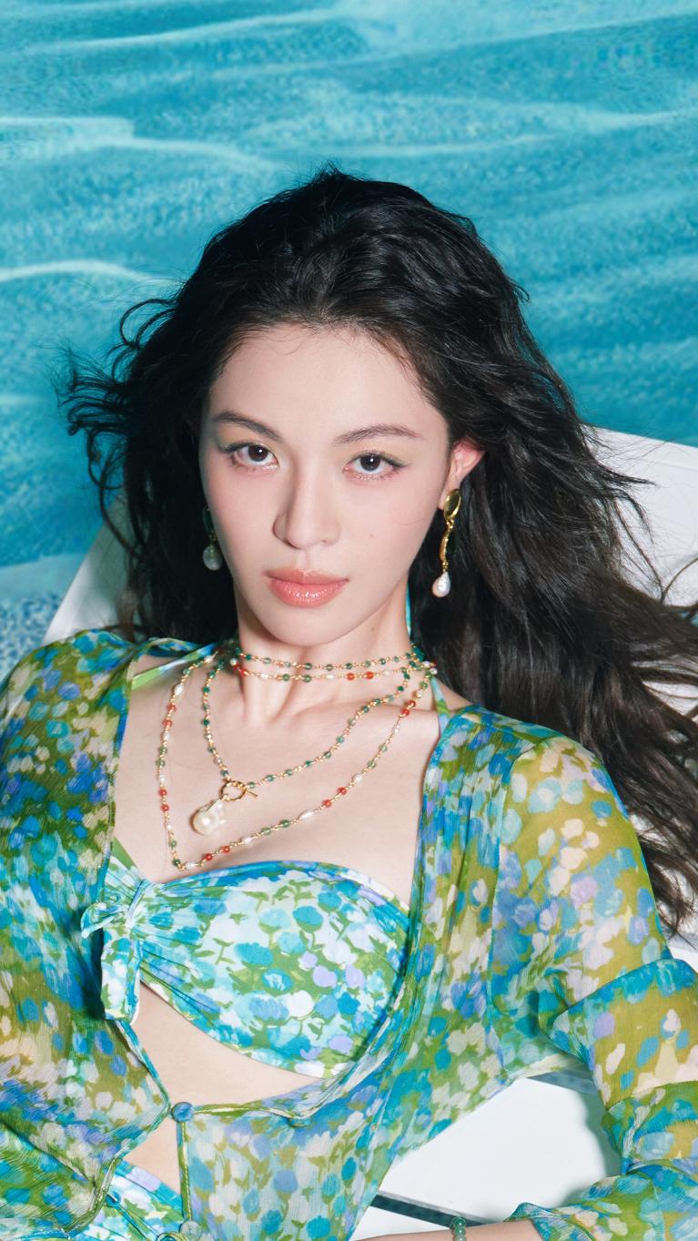 钟楚曦身穿碎花网纱套装，单侧高开叉长裙露大白美腿[4]