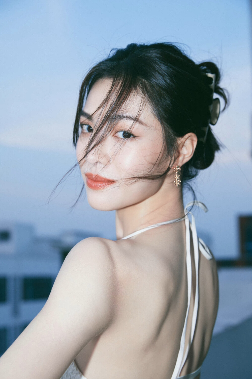 钟楚曦身穿纯白色细吊带短款连衣裙,清新优雅的法式写真[2]