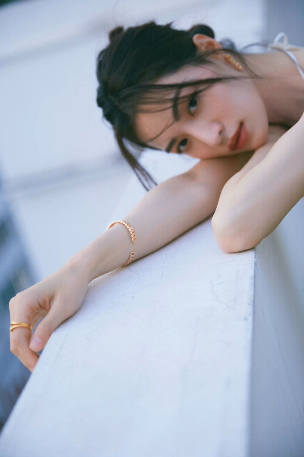 钟楚曦身穿纯白色细吊带短款连衣裙,清新优雅的法式写真[4]