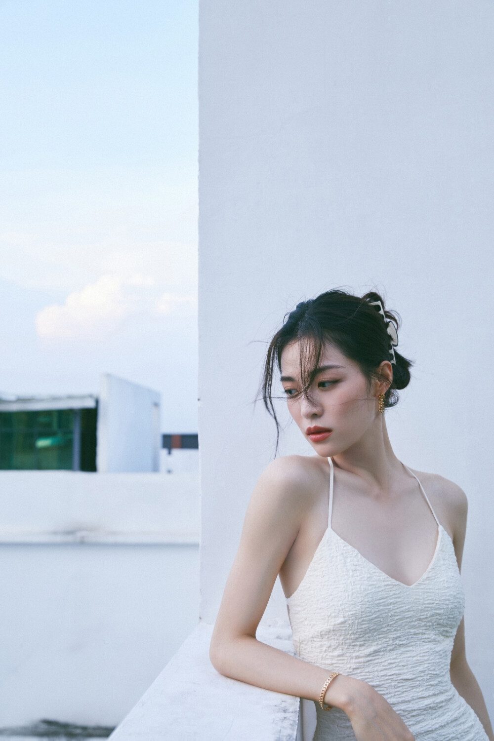 钟楚曦身穿纯白色细吊带短款连衣裙,清新优雅的法式写真[5]