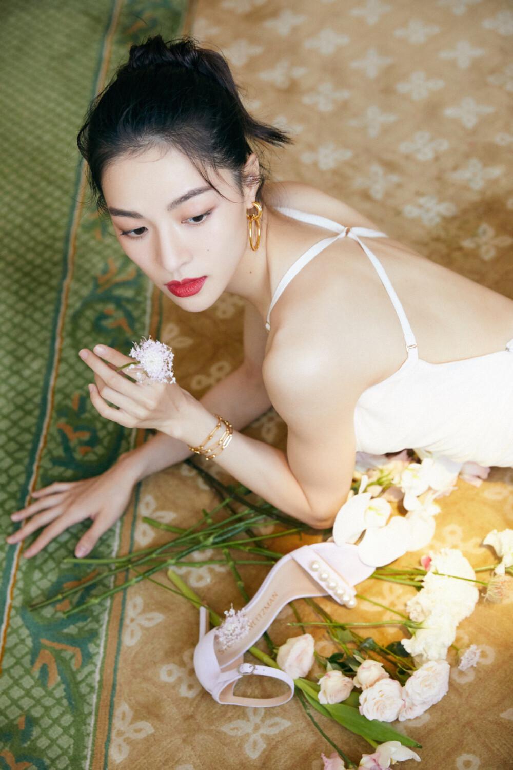 钟楚曦身穿纯白色细吊带短款连衣裙,清新优雅的法式写真[9]