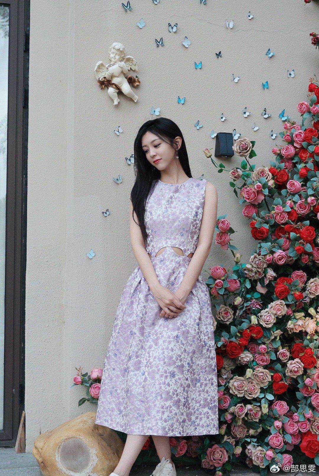 郜思雯身穿淡紫底白色碎花无袖中长连衣裙清纯写真[3]