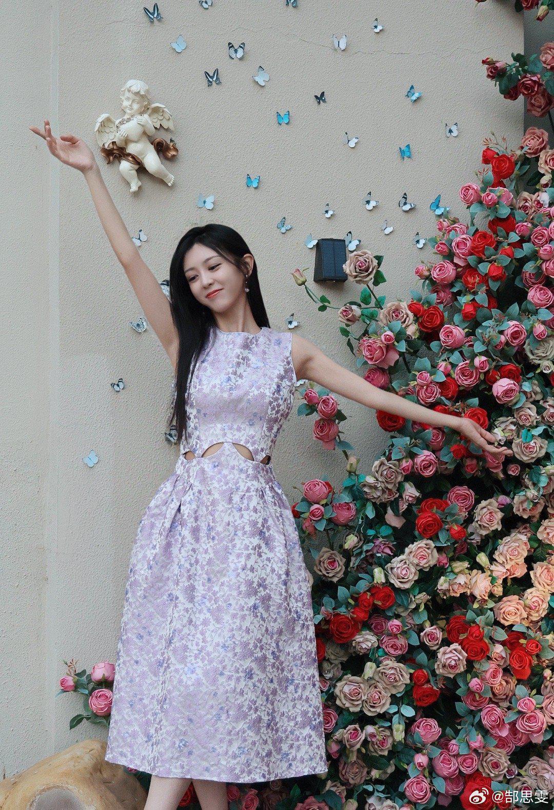 郜思雯身穿淡紫底白色碎花无袖中长连衣裙清纯写真[4]