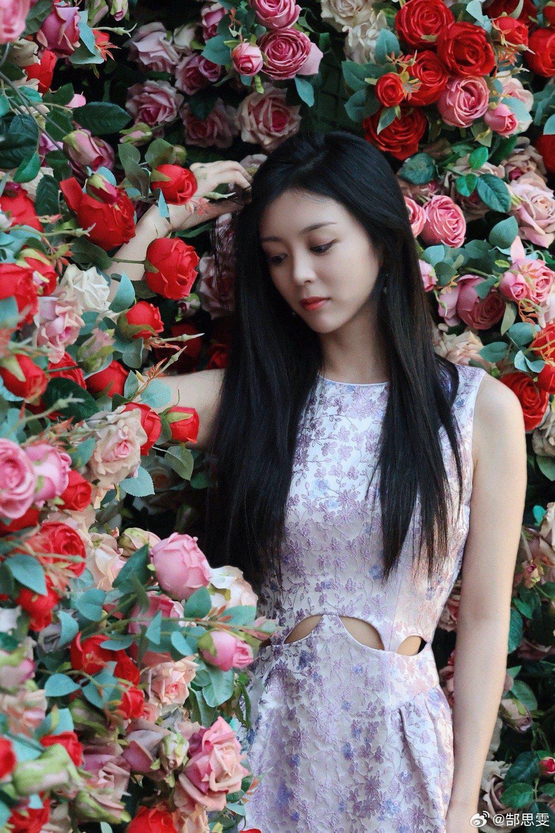郜思雯身穿淡紫底白色碎花无袖中长连衣裙清纯写真[5]