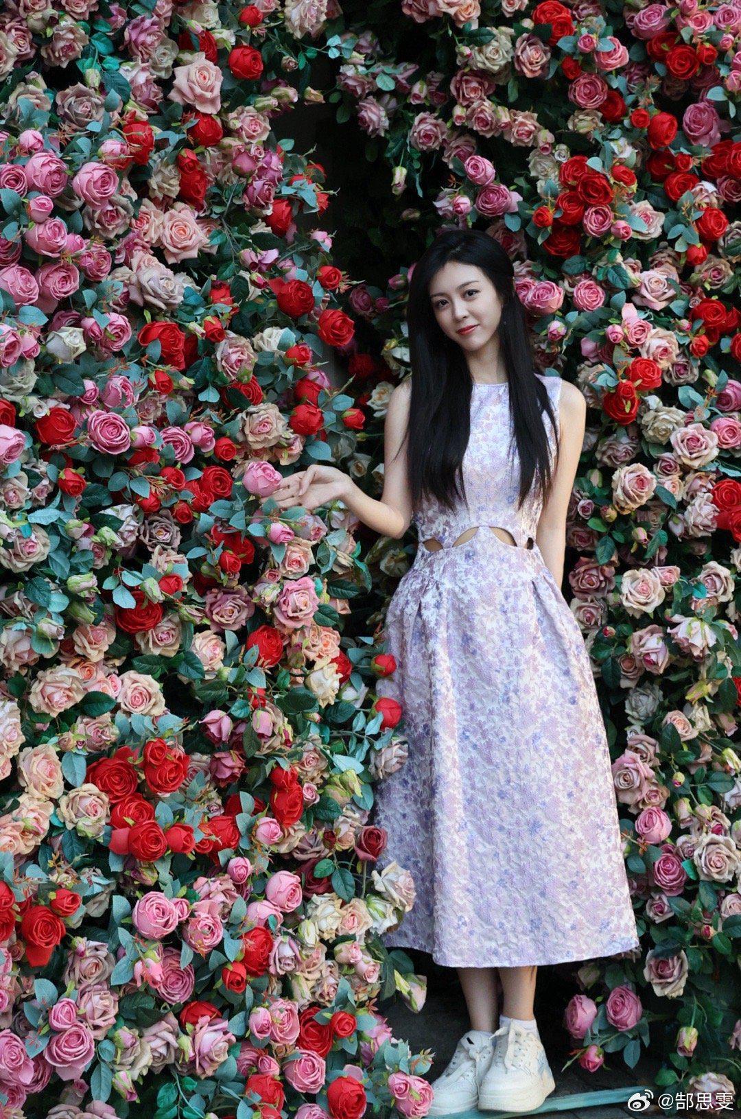 郜思雯身穿淡紫底白色碎花无袖中长连衣裙清纯写真[6]