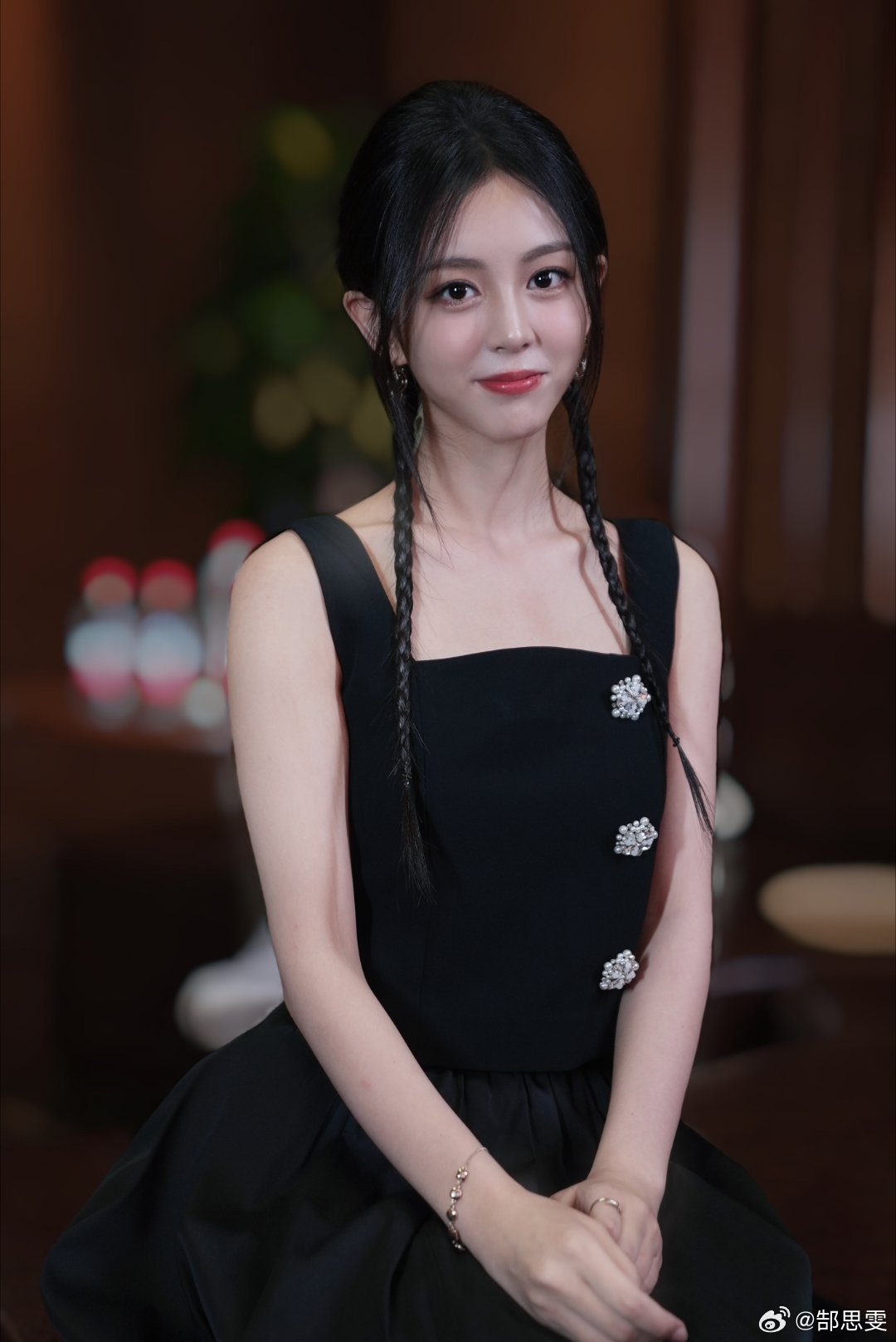 郜思雯身穿黑色吊带蓬蓬纱礼服,少女感十足[4]