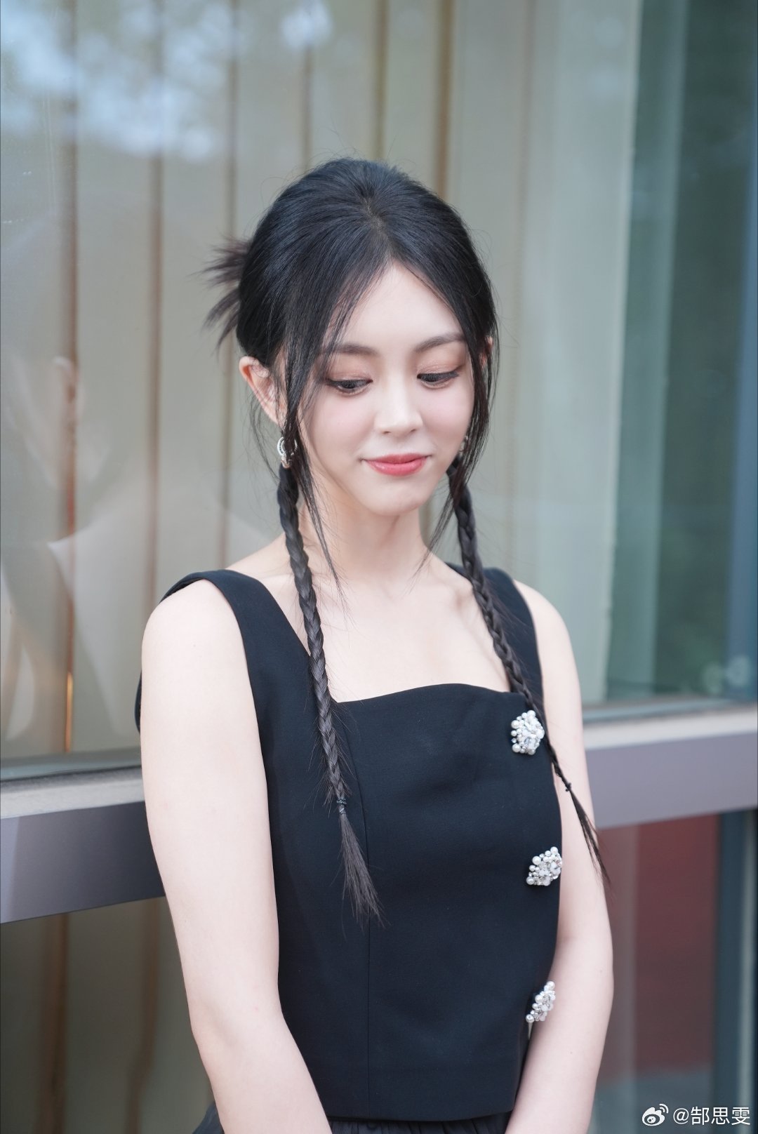 郜思雯身穿黑色吊带蓬蓬纱礼服,少女感十足[5]