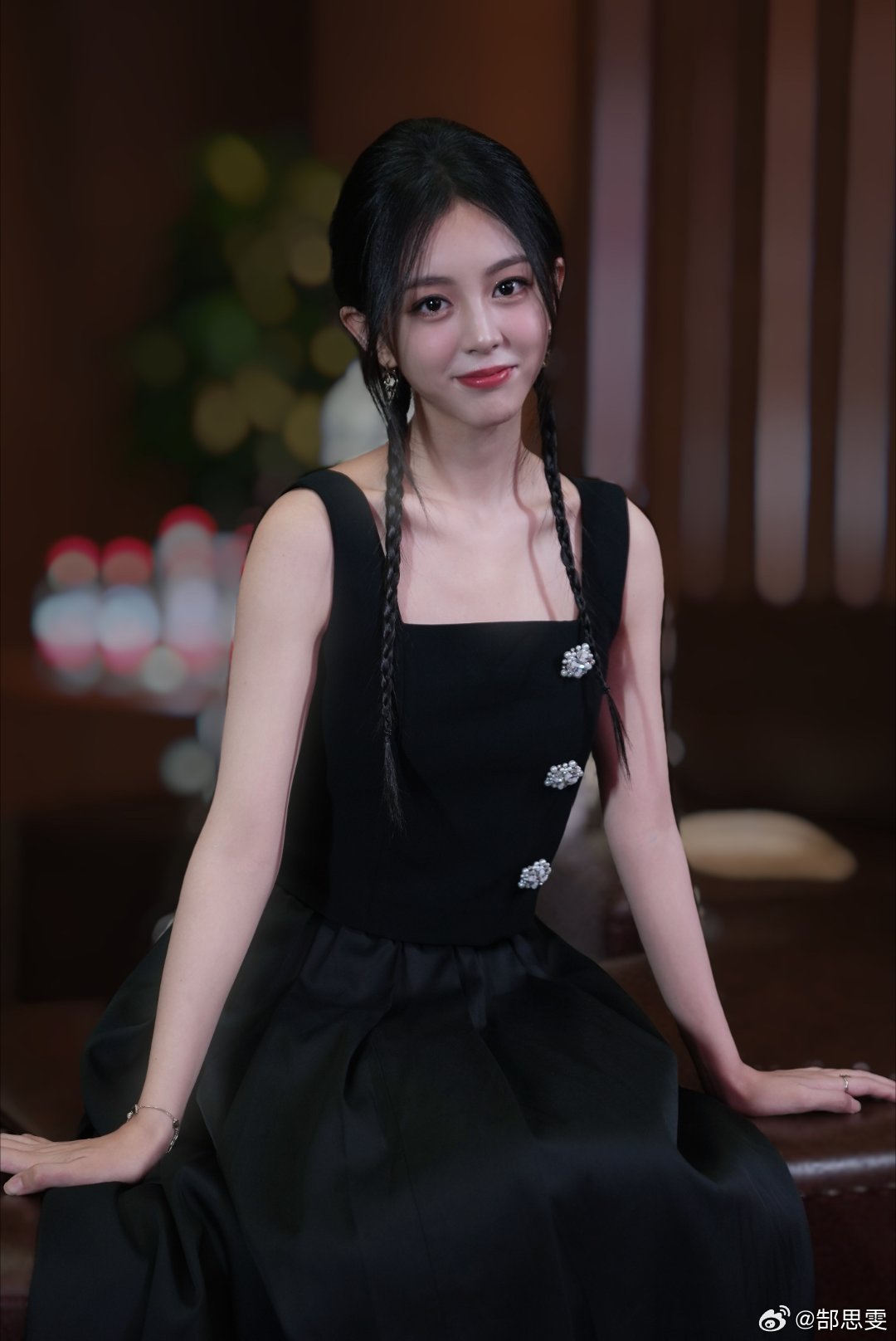 郜思雯身穿黑色吊带蓬蓬纱礼服,少女感十足[6]