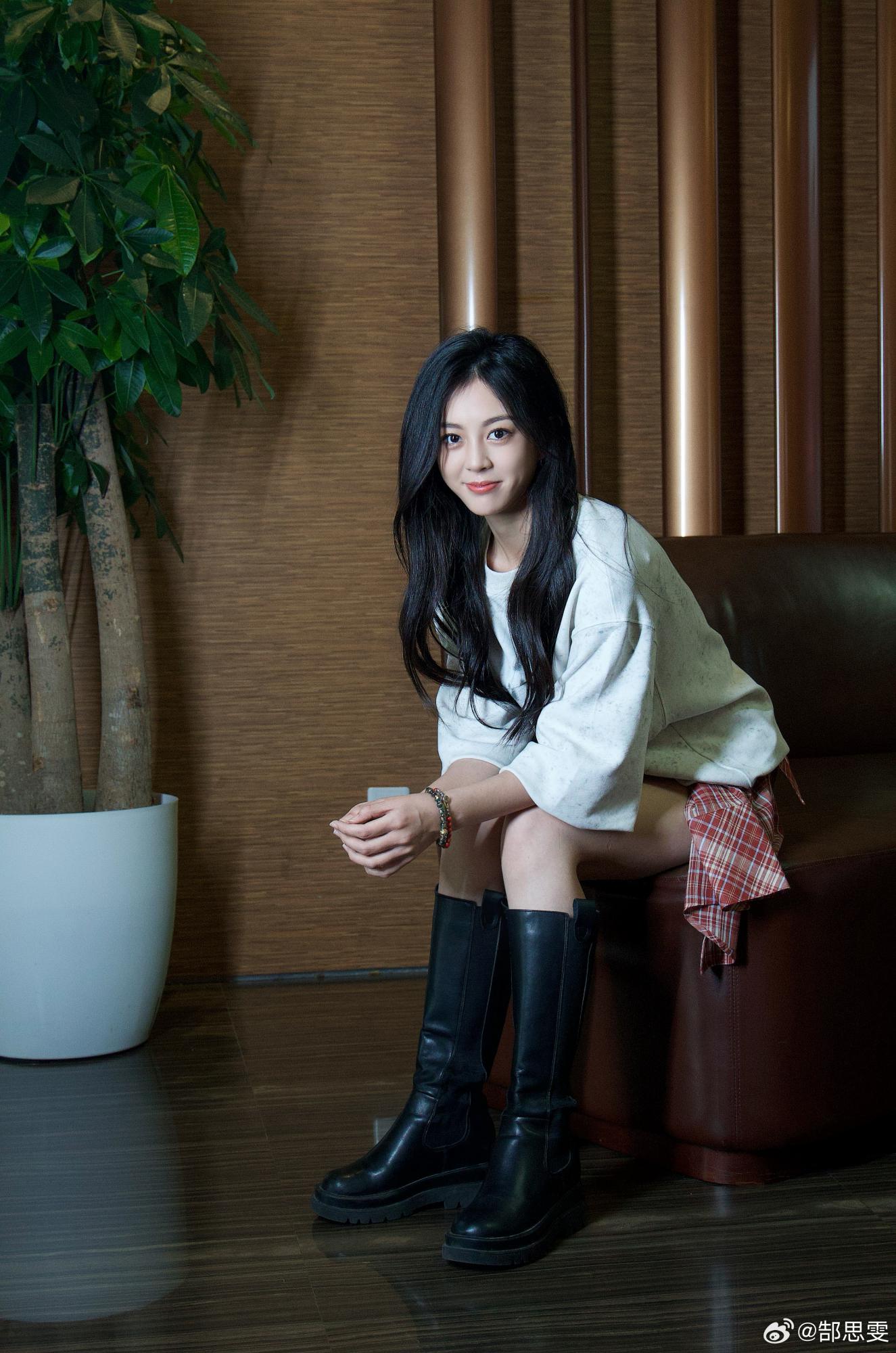 郜思雯身穿黑色短裤中筒靴美腿少女感[2]
