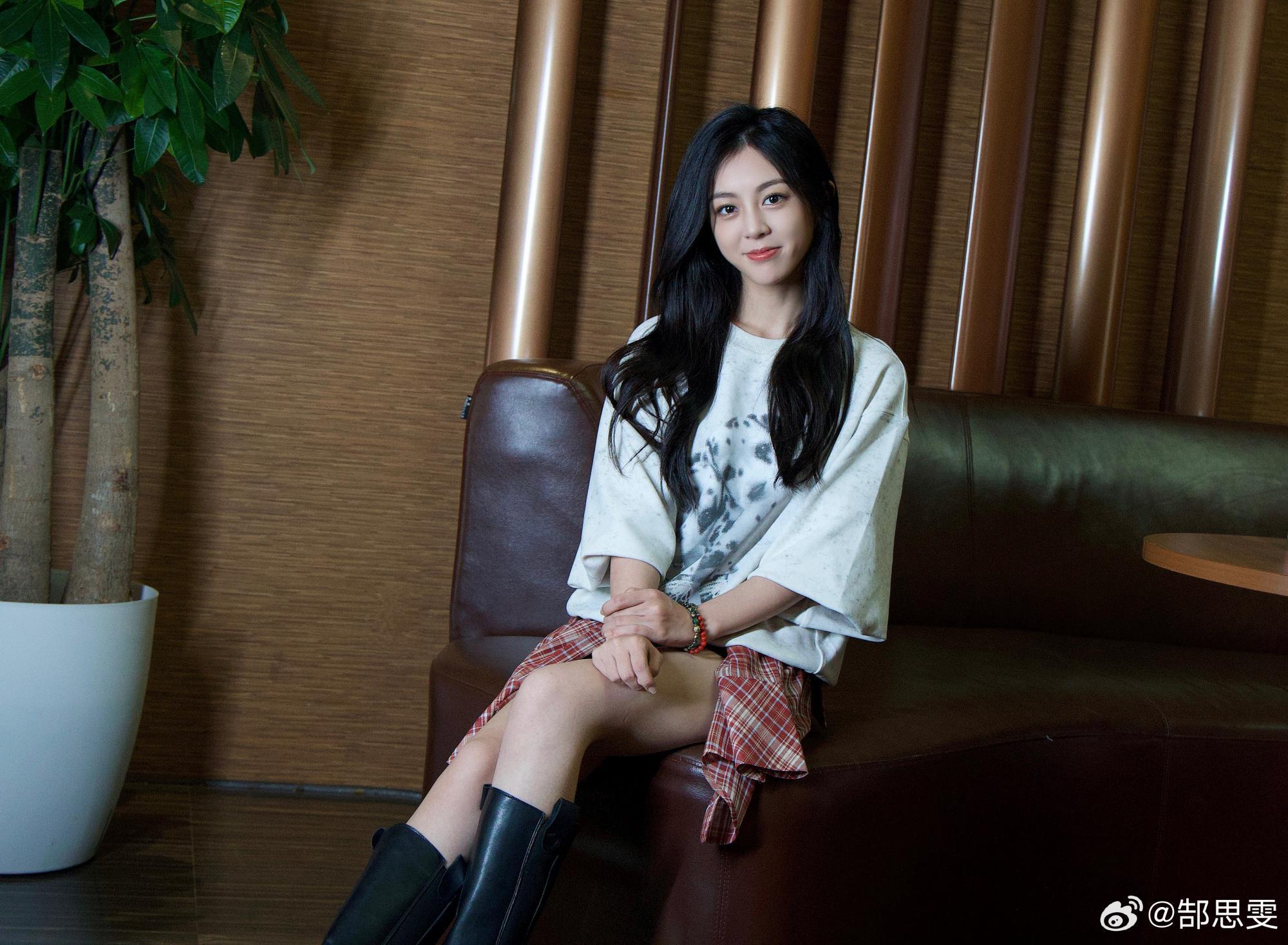 郜思雯身穿黑色短裤中筒靴美腿少女感[5]
