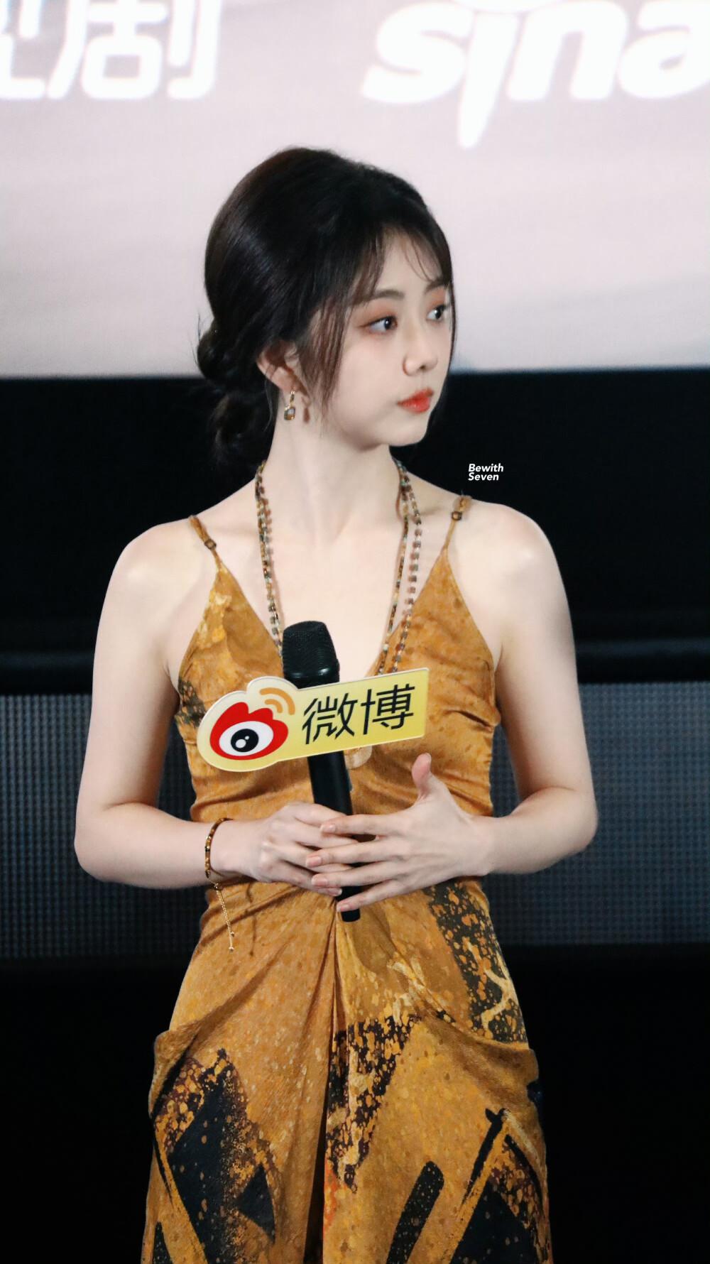 谭松韵身穿焦糖黄调复古印花吊带长裙,性感V领露胸脯2[5]