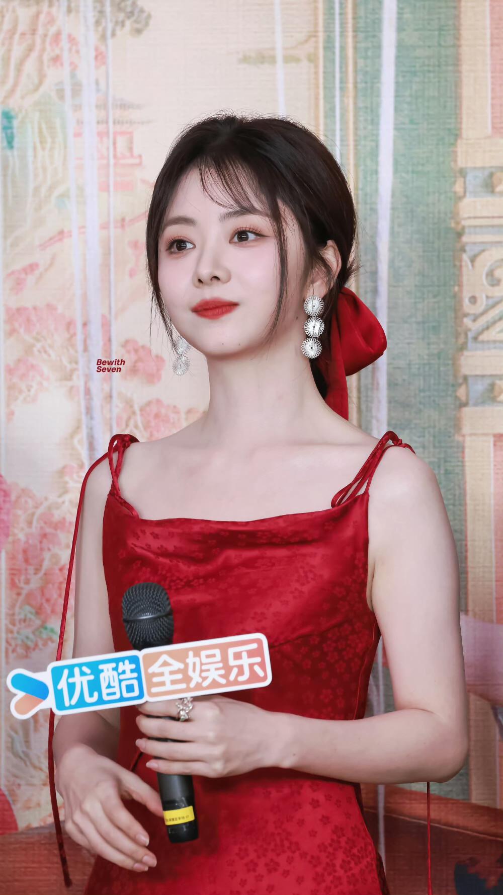 谭松韵身穿红色暗纹吊带礼服,搭配精致明艳的活动妆[2]