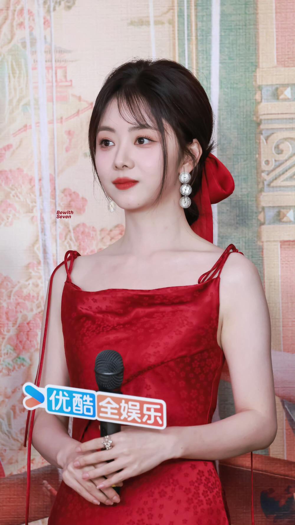 谭松韵身穿红色暗纹吊带礼服,搭配精致明艳的活动妆[6]