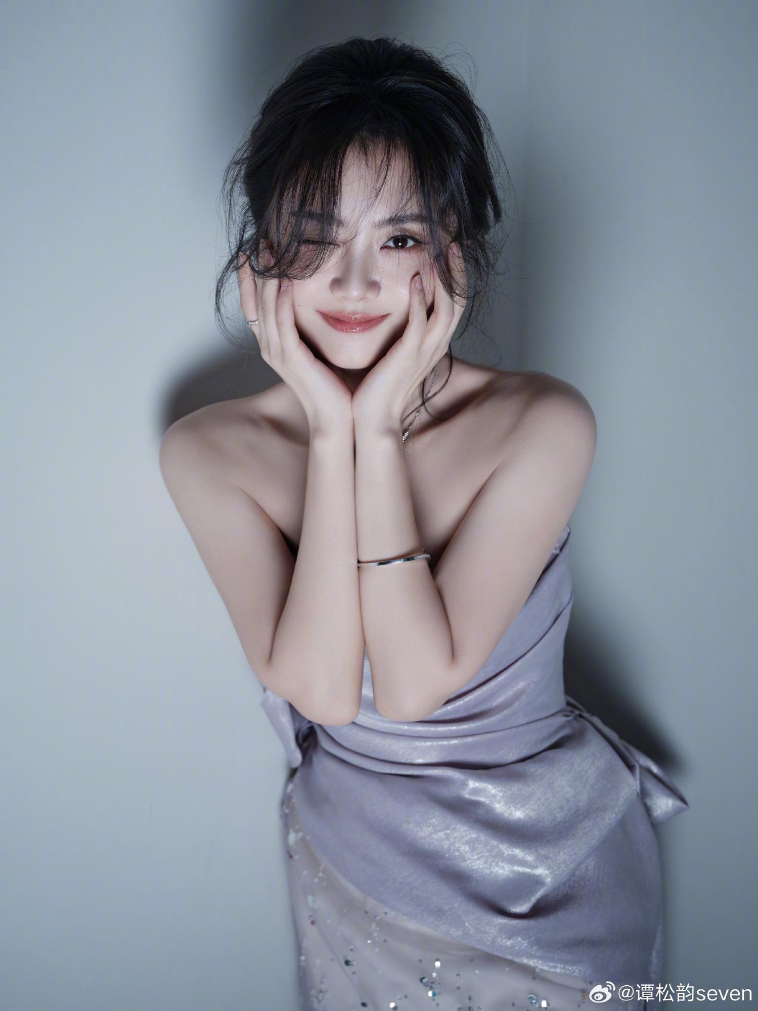 谭松韵身穿香芋灰紫色抹胸礼服,优雅高级写真[5]