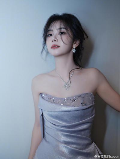 谭松韵身穿香芋灰紫色抹胸礼服,优雅高级写真