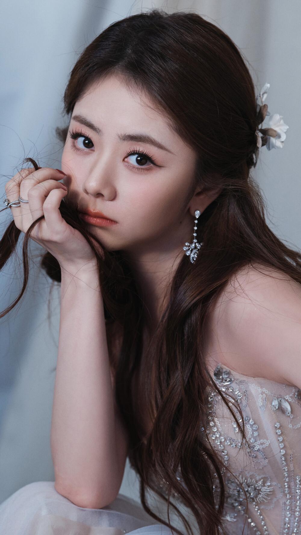 谭松韵身抹胸款浅香槟色重工纱质礼服裙棚拍高级写真2[4]