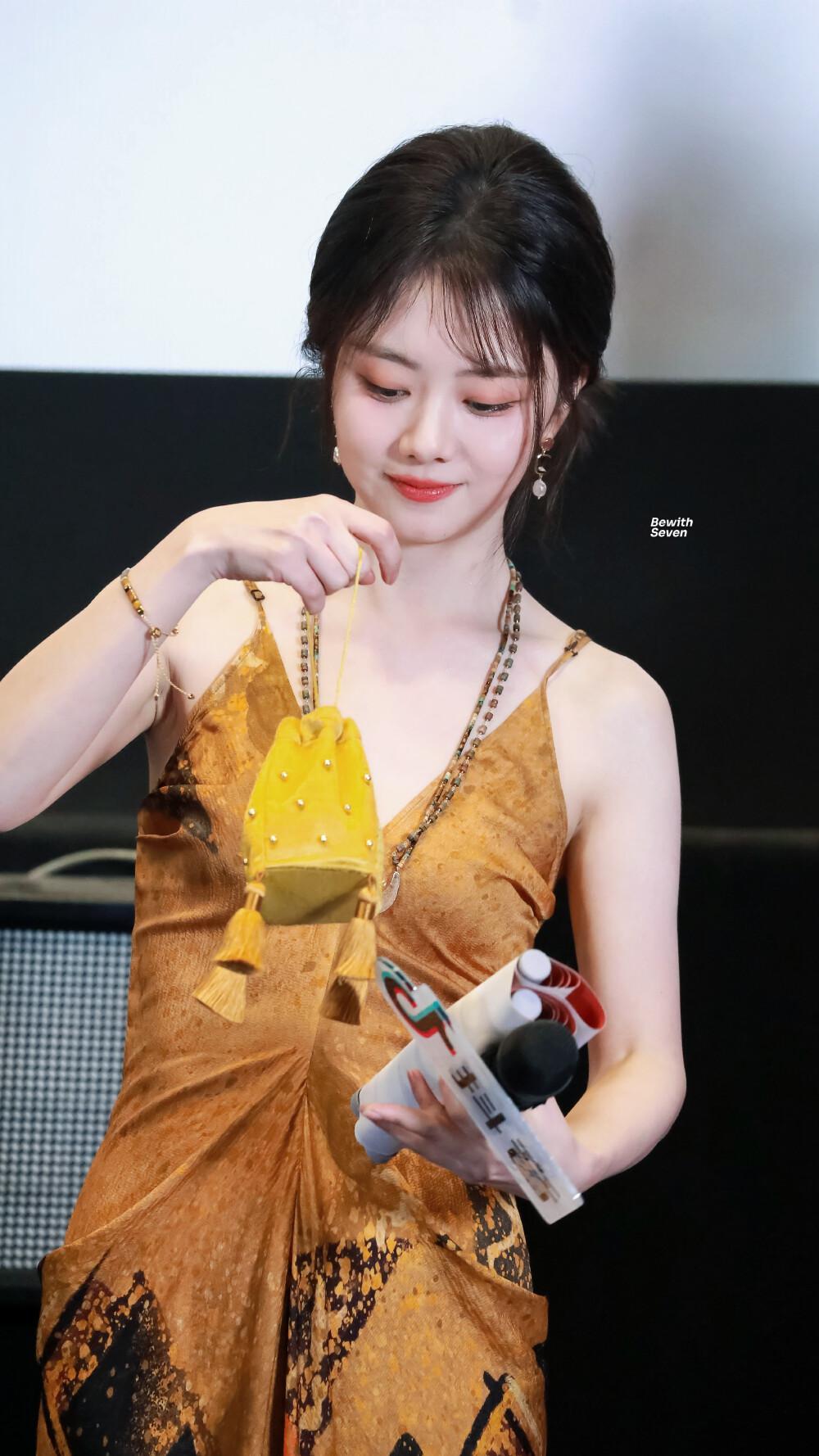 谭松韵身穿焦糖黄调复古印花吊带长裙,性感V领露胸脯[2]