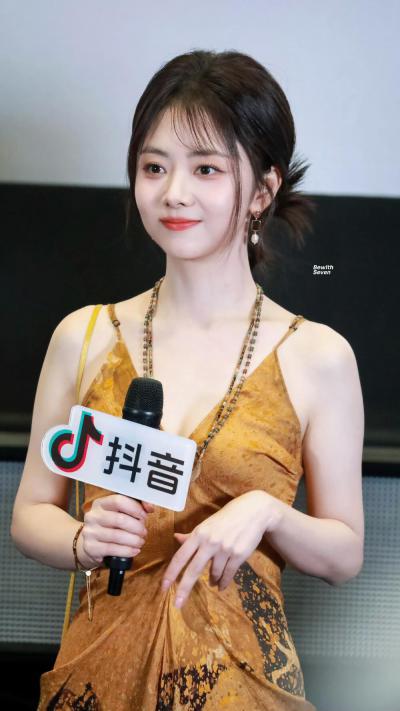 谭松韵身穿焦糖黄调复古印花吊带长裙,性感V领露胸脯