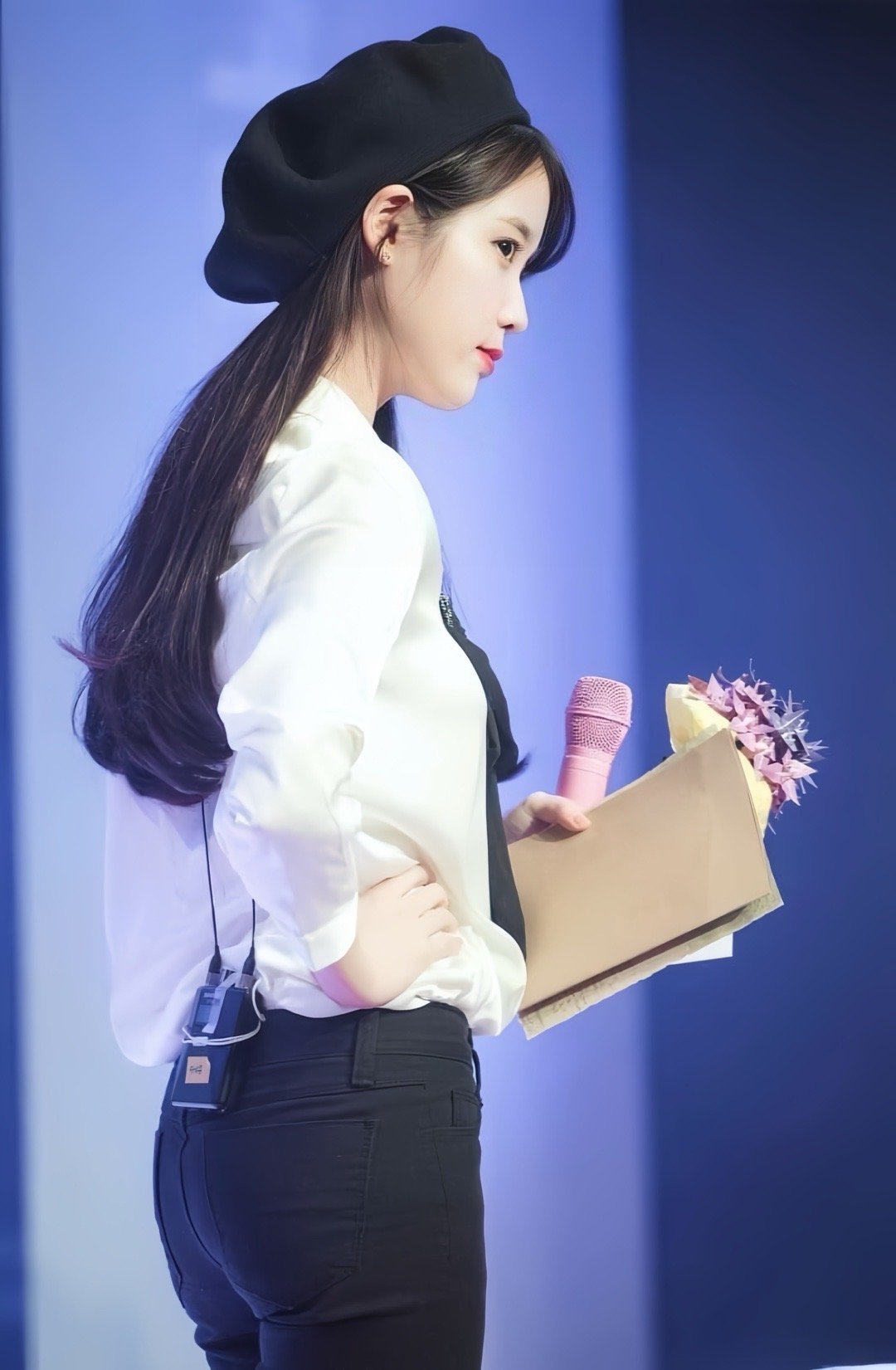 李知恩穿黑色紧身裤好身材[2]