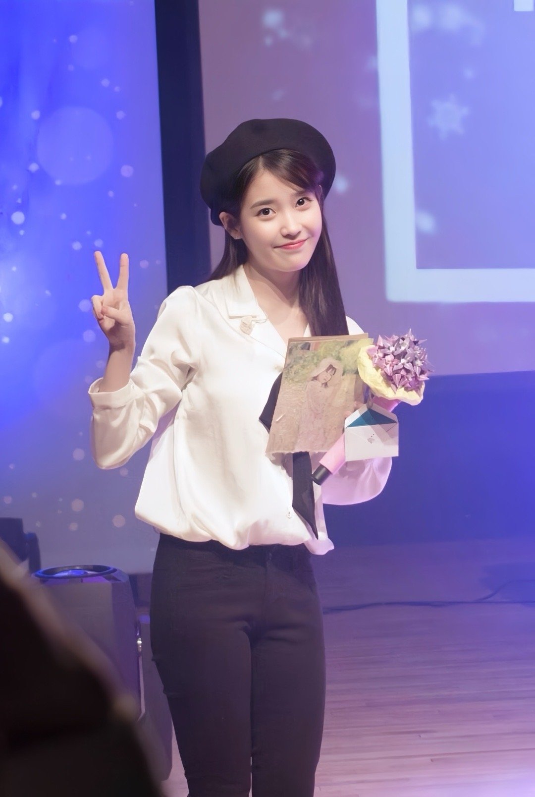 李知恩穿黑色紧身裤好身材[3]