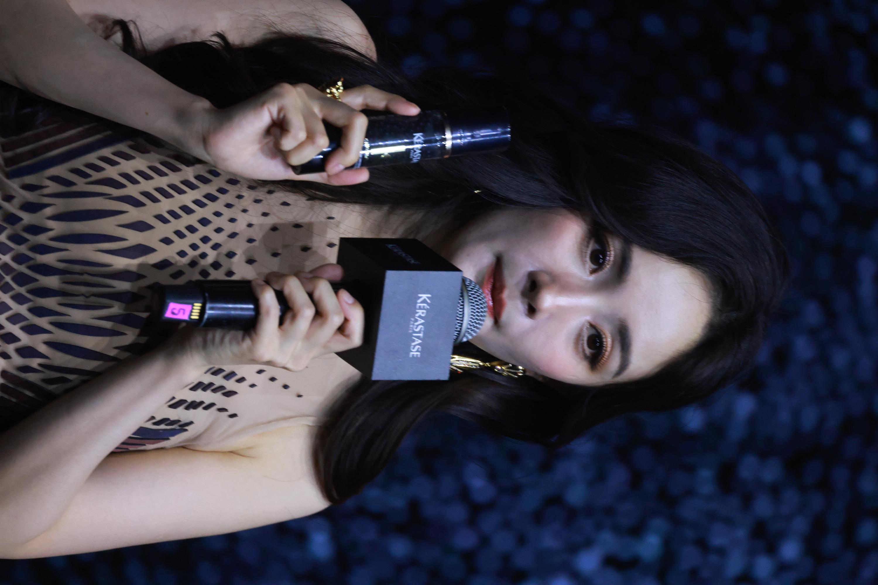 杨幂手持化妆品介绍半身生图照[2]