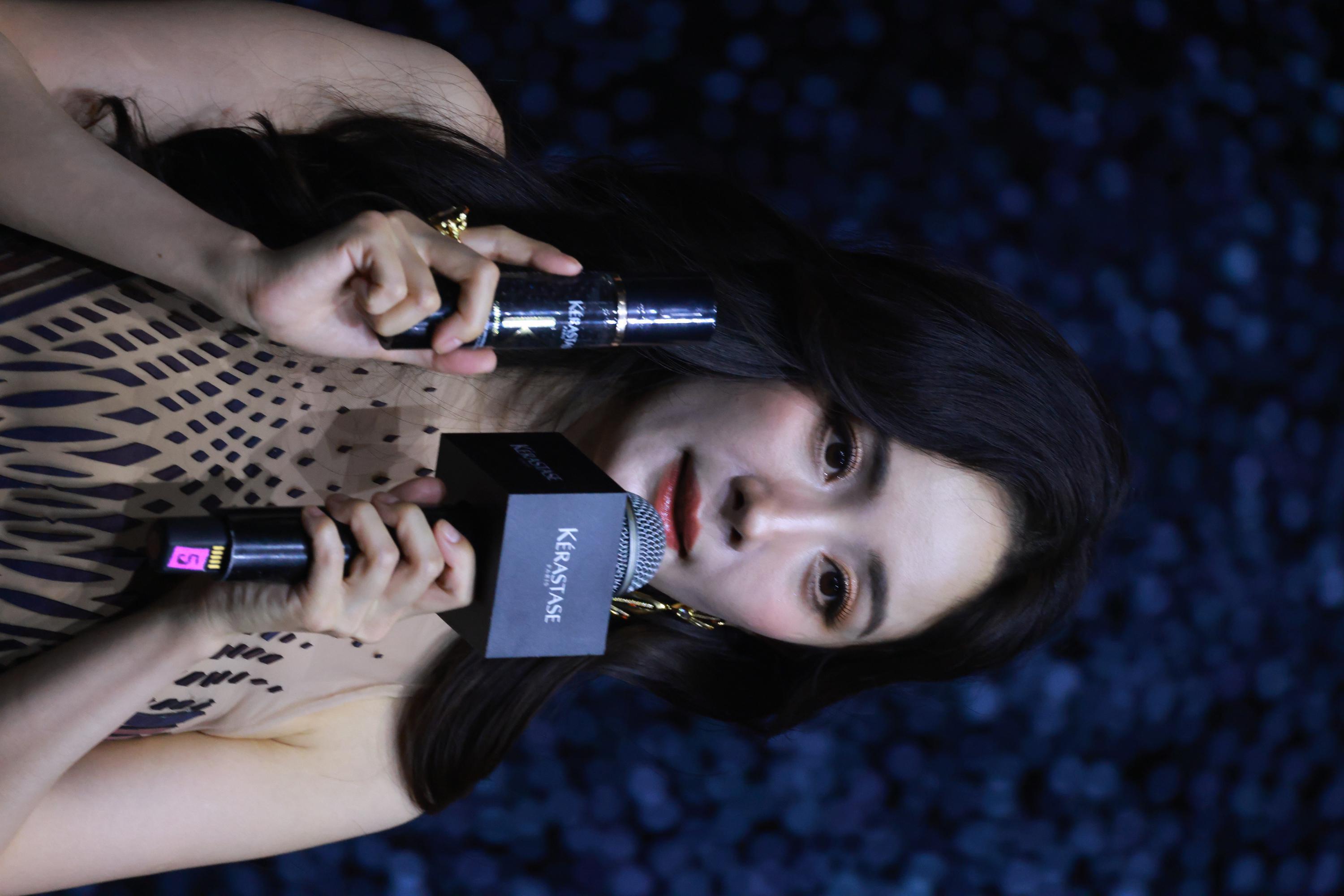 杨幂手持化妆品介绍半身生图照[4]