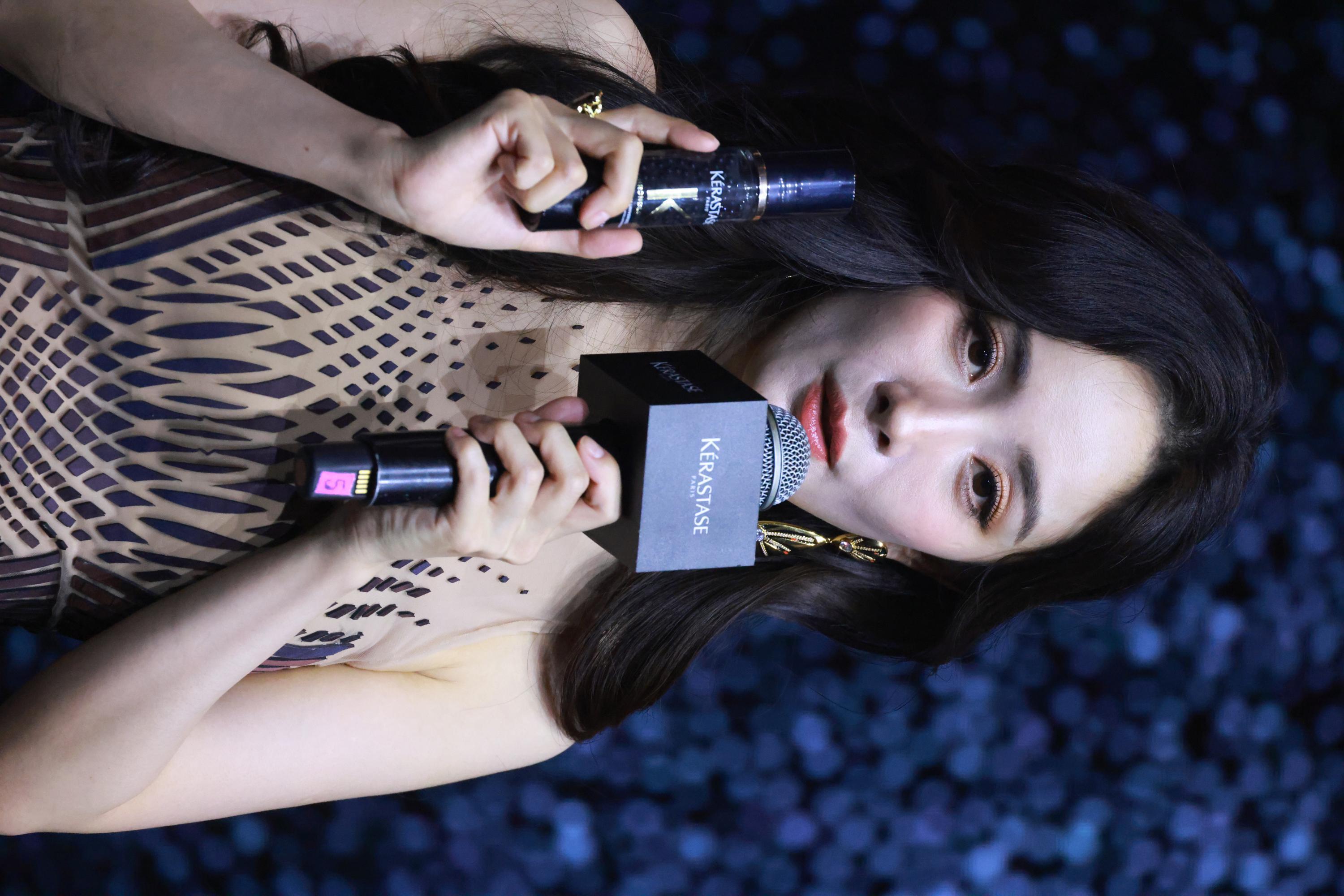 杨幂手持化妆品介绍半身生图照[9]