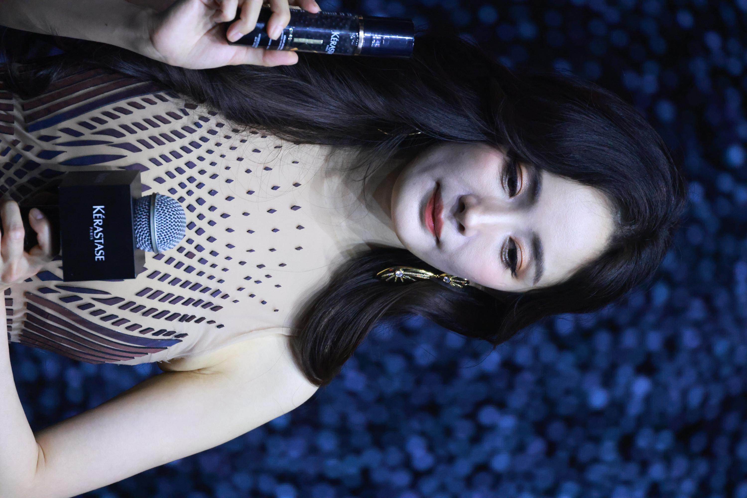 杨幂手持化妆品摆拍半身生图照[9]