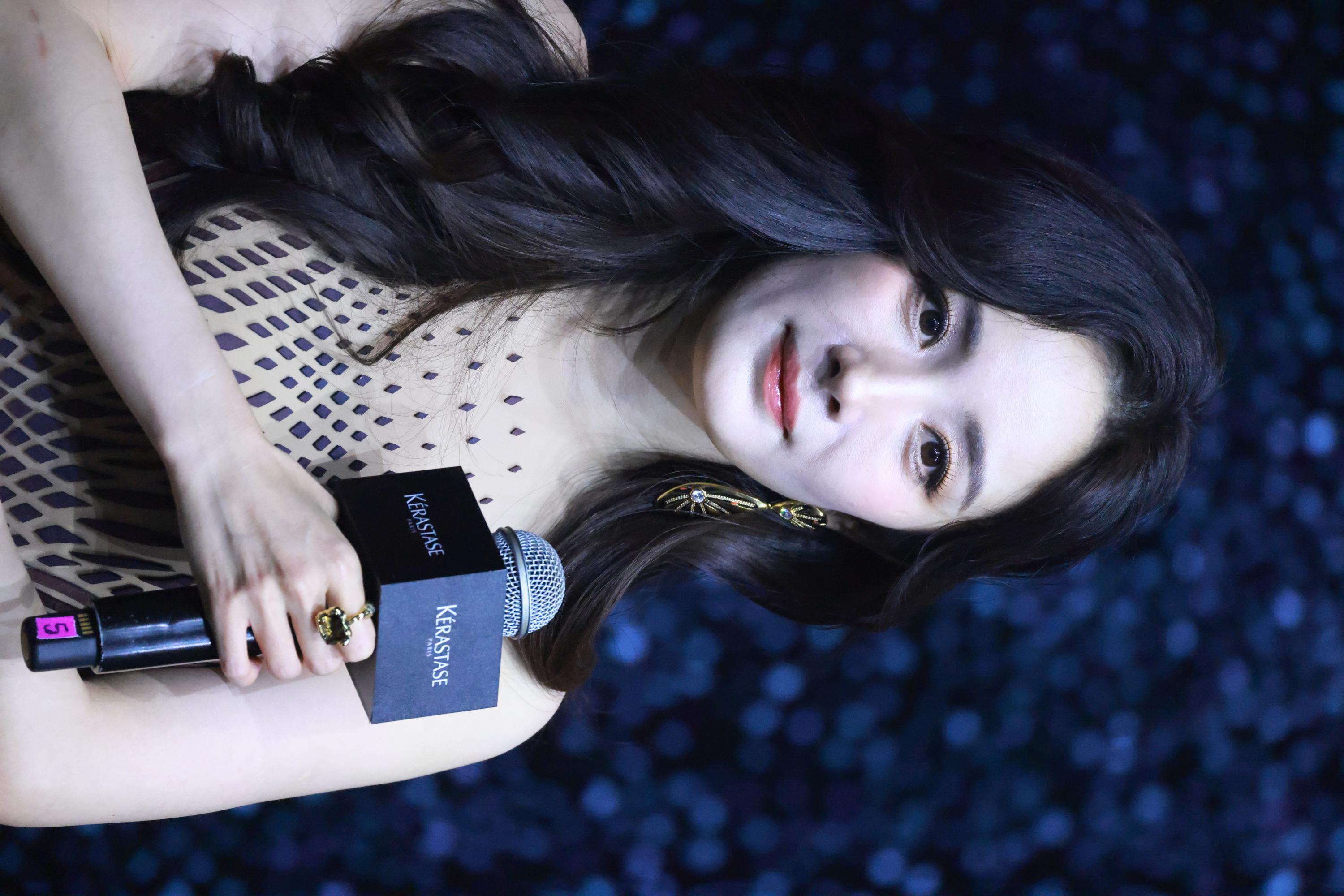 杨幂手持话筒半身生图照[2]