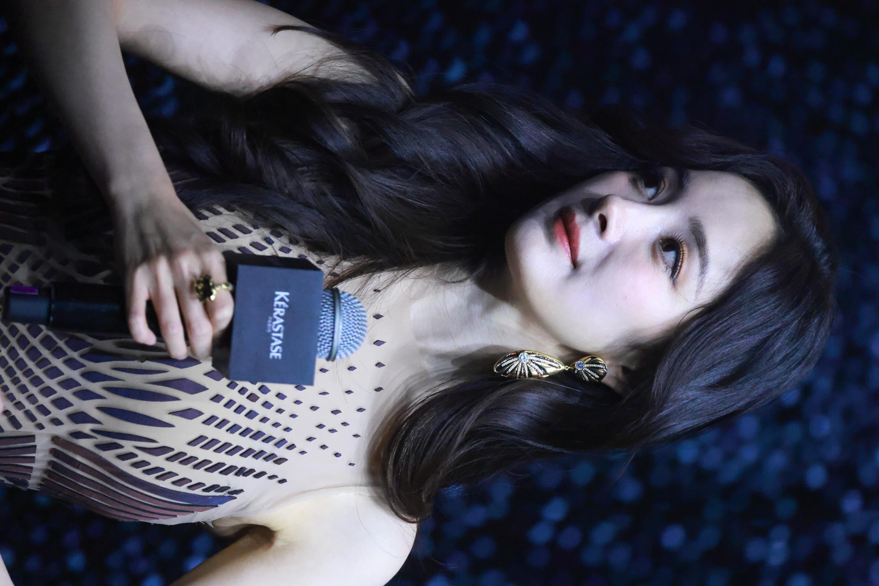 杨幂手持话筒半身生图照[10]