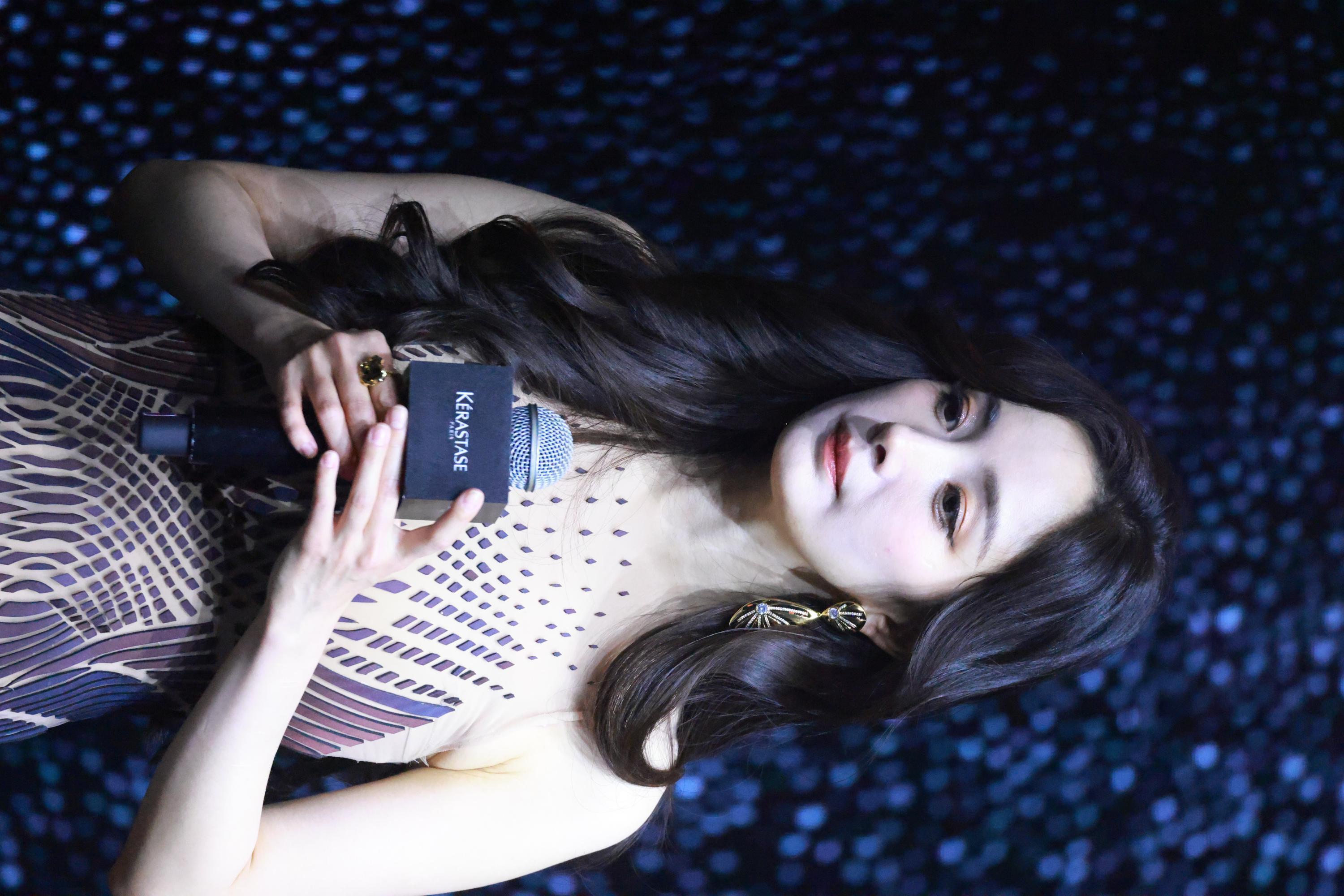 杨幂手持话筒又侧脸生图照[5]