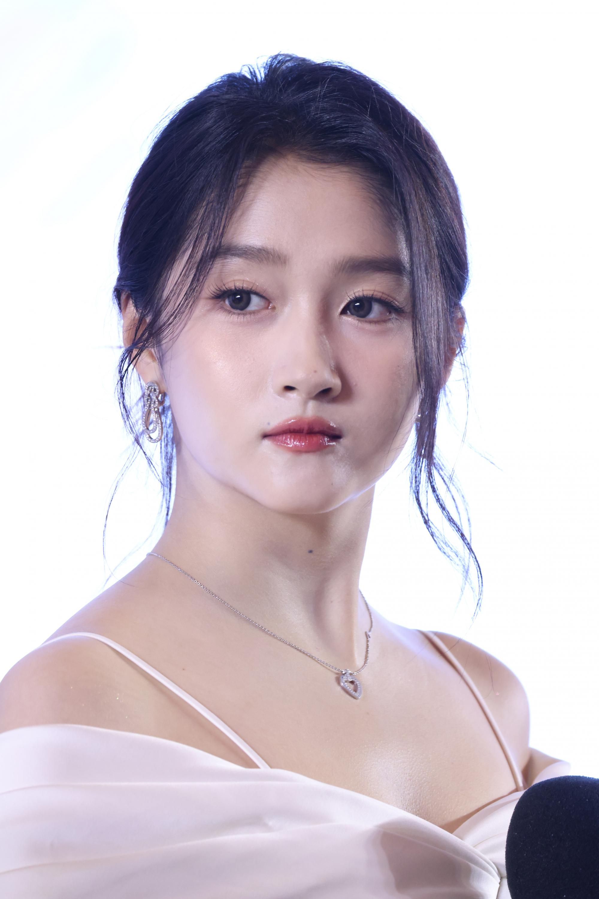 关晓彤现场侧脸头部正面生图照