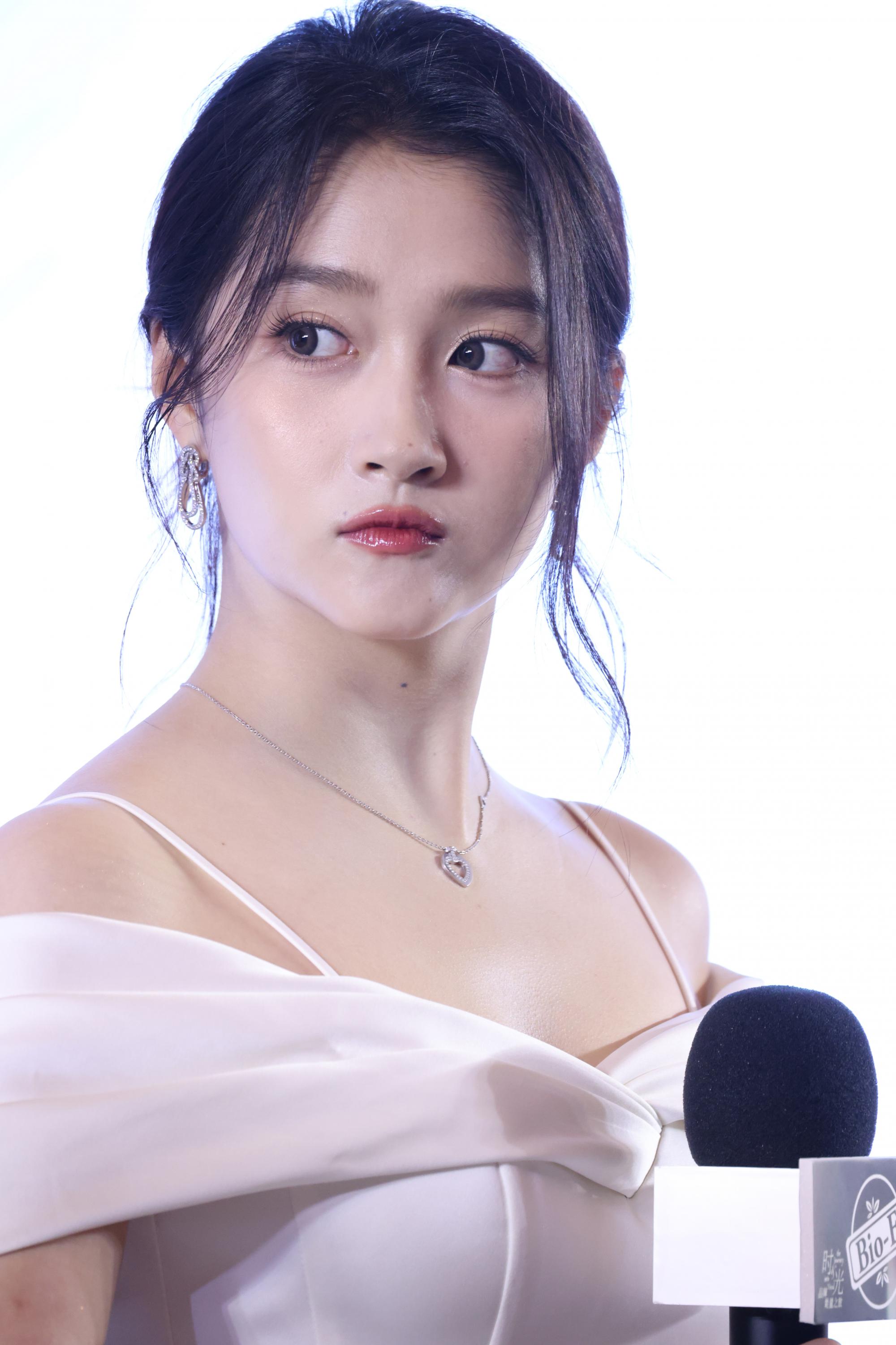 关晓彤现场侧脸头部正面生图照[2]