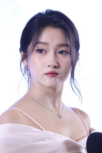 关晓彤现场侧脸头部正面生图照