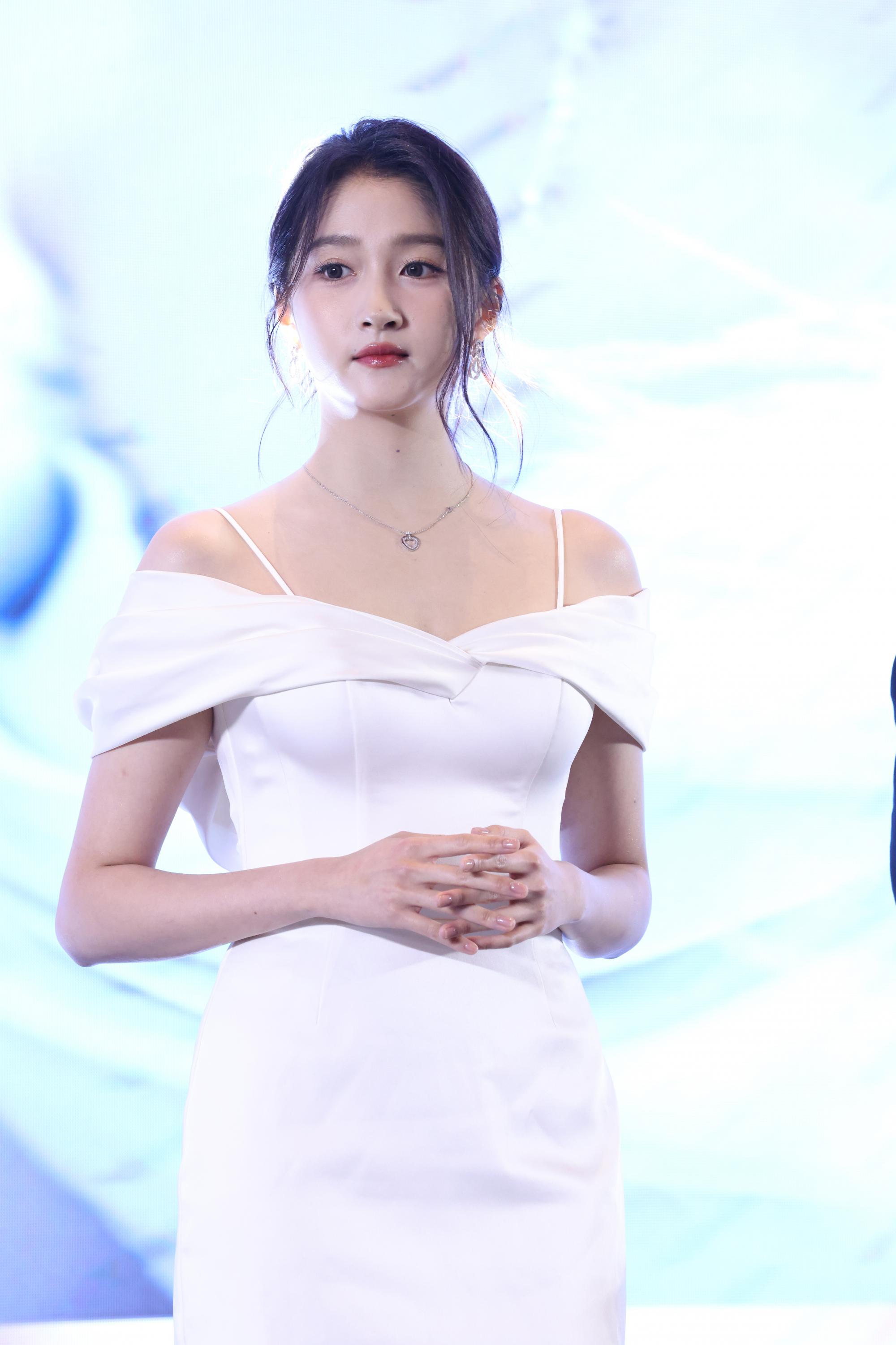 关晓彤生图白色连衣短裙半身现场生图照