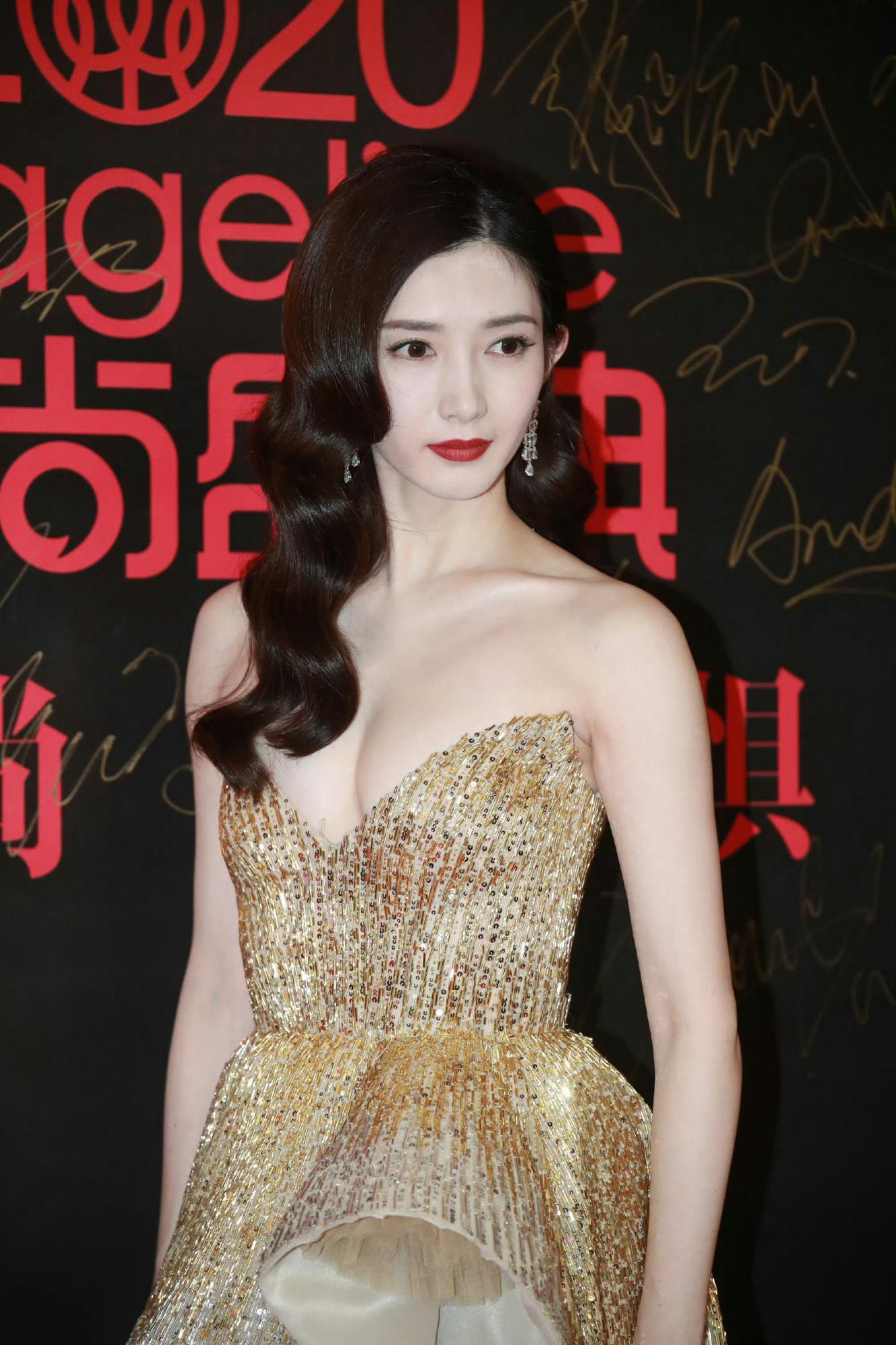 江疏影金色抹胸礼服端正大气[2]